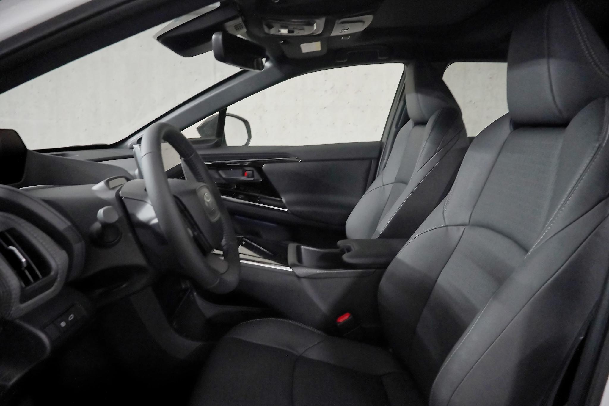 TOYOTA bZ4X Premium AWD neu für CHF 56'350,- auf AUTOLINA
